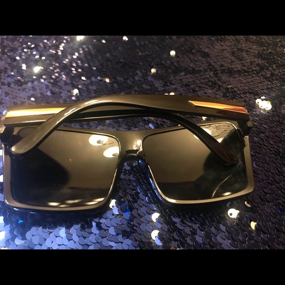 Black Shades - Picture 2 of 2